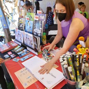 amanda signs her 10 ballte dancers book